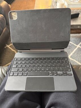 Apple Magic Keyboard - iPad Pro 11 inch - 4th gen and iPad Air 5th gen